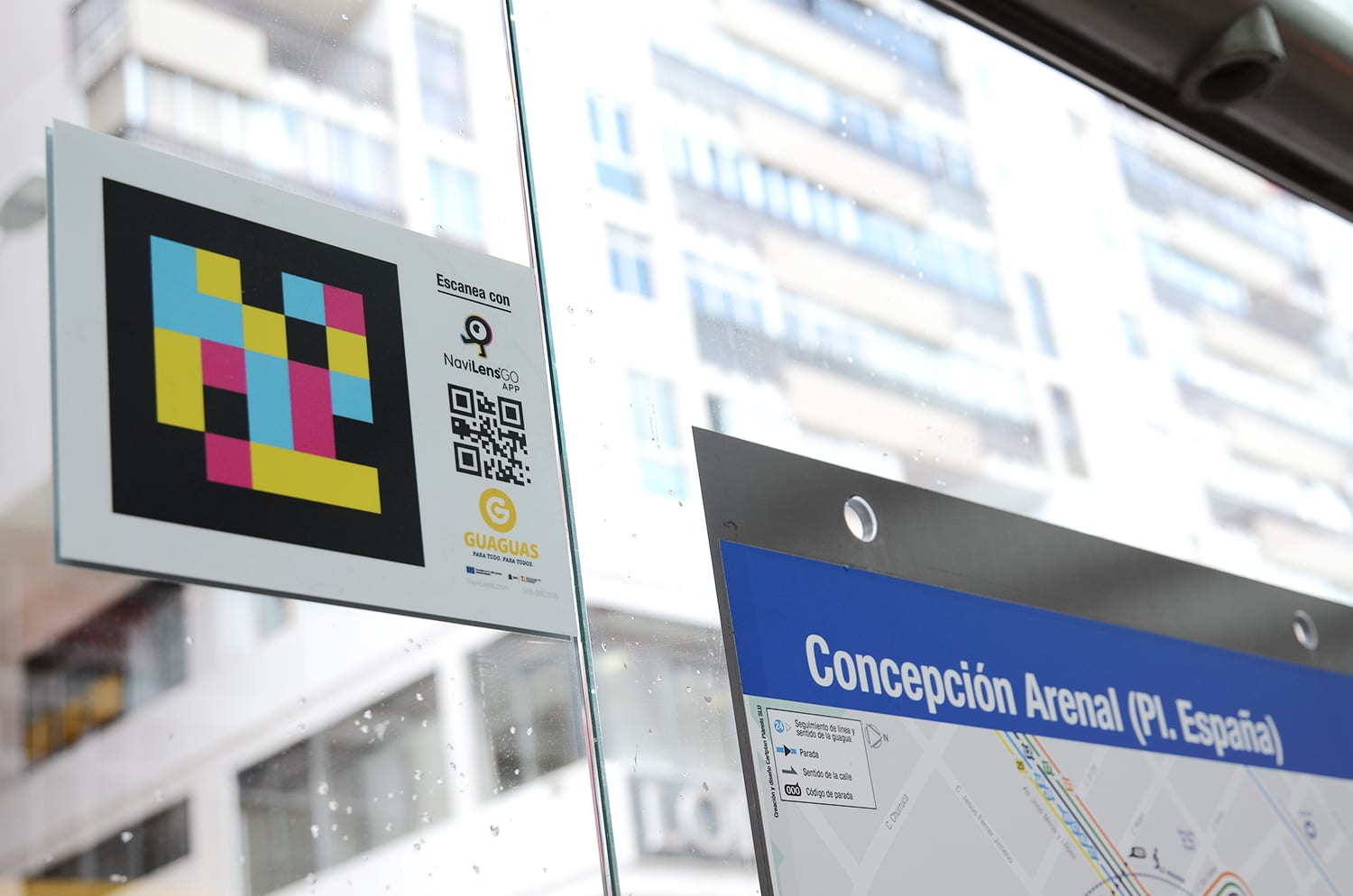 Détail du panneau « Escanea con NaviLens GO · GUAGUAS Para Todo. Para Todos. » avec le code NaviLens à côté du plan de l'arrêt Concepción Arenal (Pl. España)