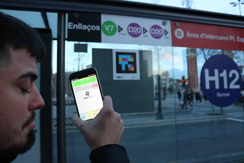 Pedro, a NaviLens user, scans a code at a bus stop