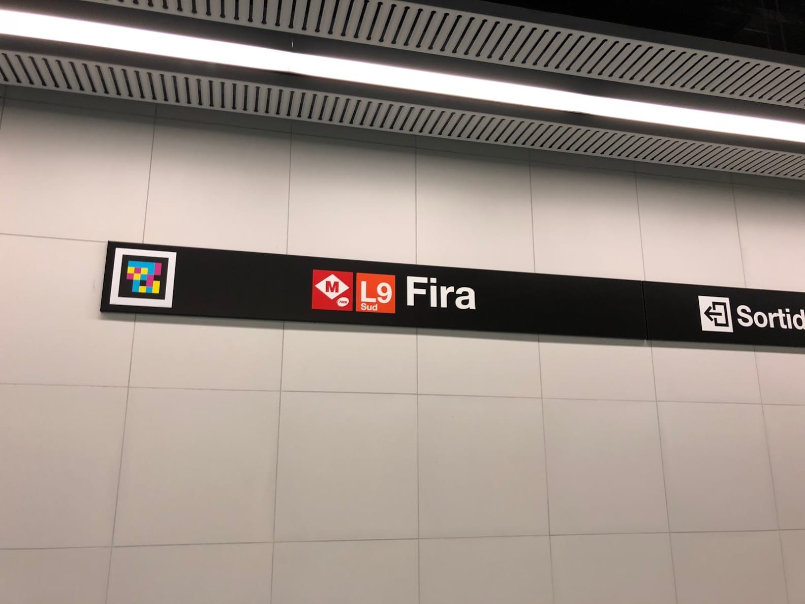 NaviLens code on metro signage, read from a distance