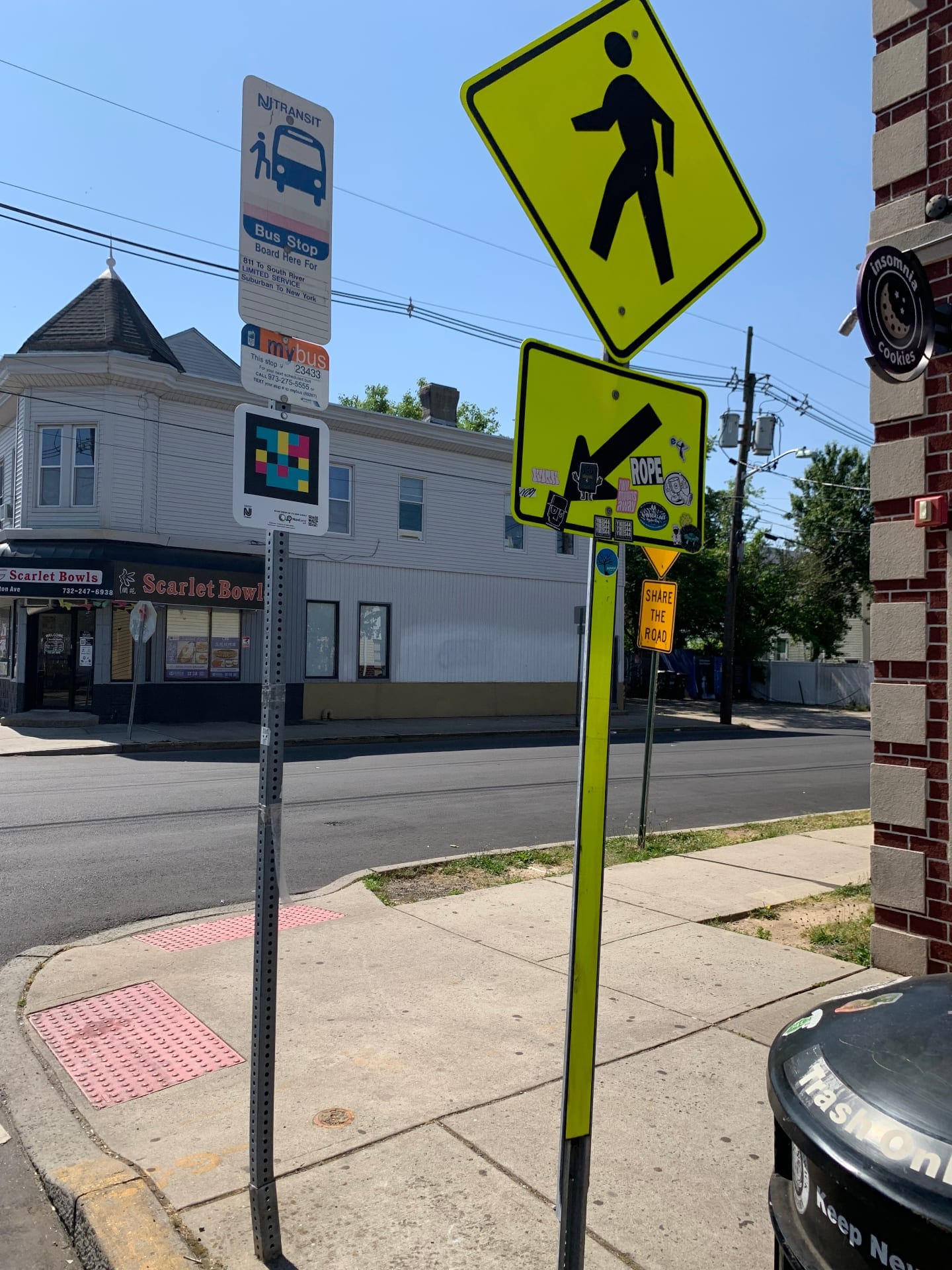 NJ TRANSIT mybus #23433 sign with NaviLens code on a corner next to Scarlet Bowls in the New Brunswick university corridor
