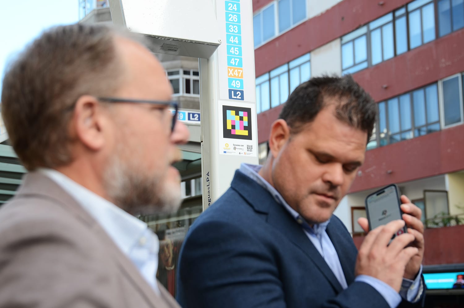 Scan d'un code NaviLens sur le poteau d'un arrêt de Guaguas Municipales avec les lignes 24, 26, 33, 44, 45, 47, X47, 49 et L2