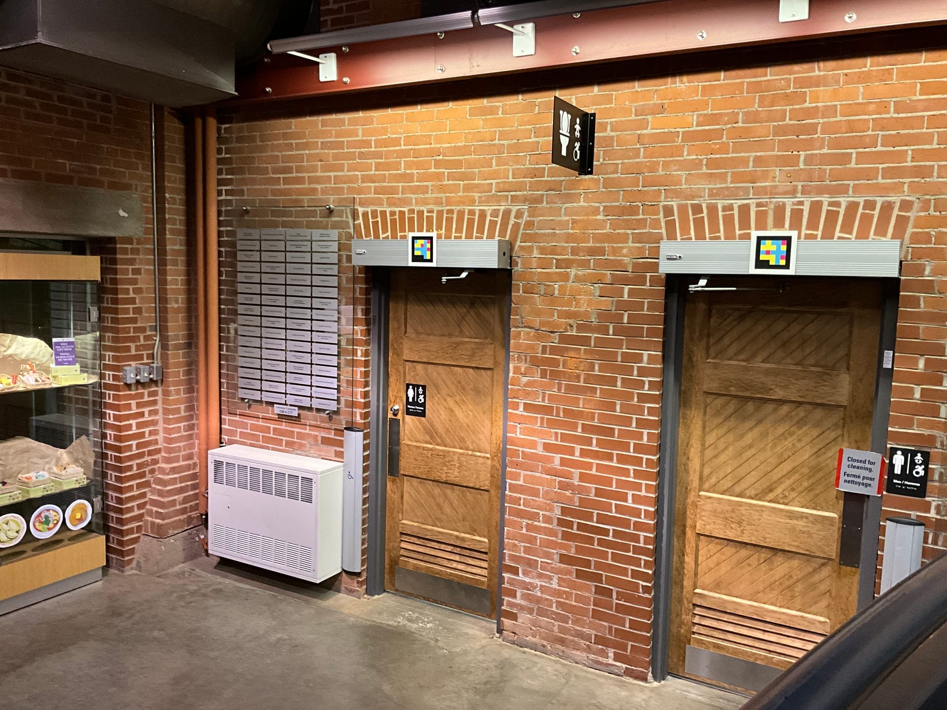 Pier 21 — Washrooms / toilettes con código NaviLens